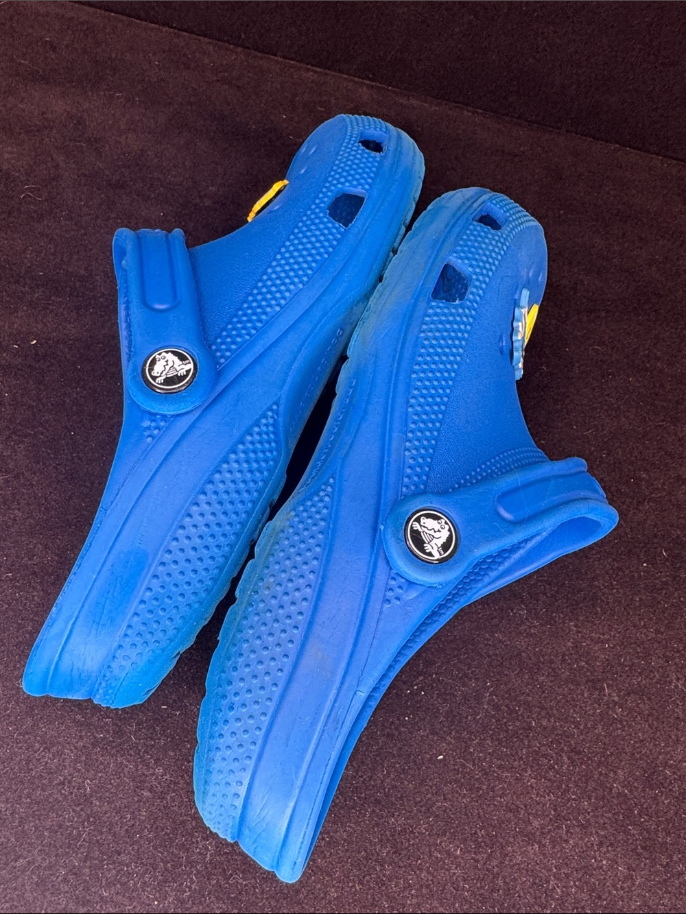Crocs Classic Clog - Bright Blue with 4 charms - Picture 5 of 9